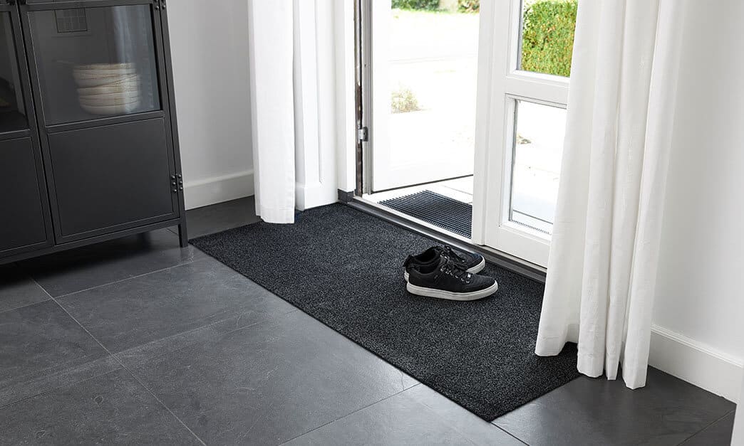 spuiten Intrekking Klassiek Hoe een deurmat je PVC vloer kan vernielen | Deurmataanhuis.nl